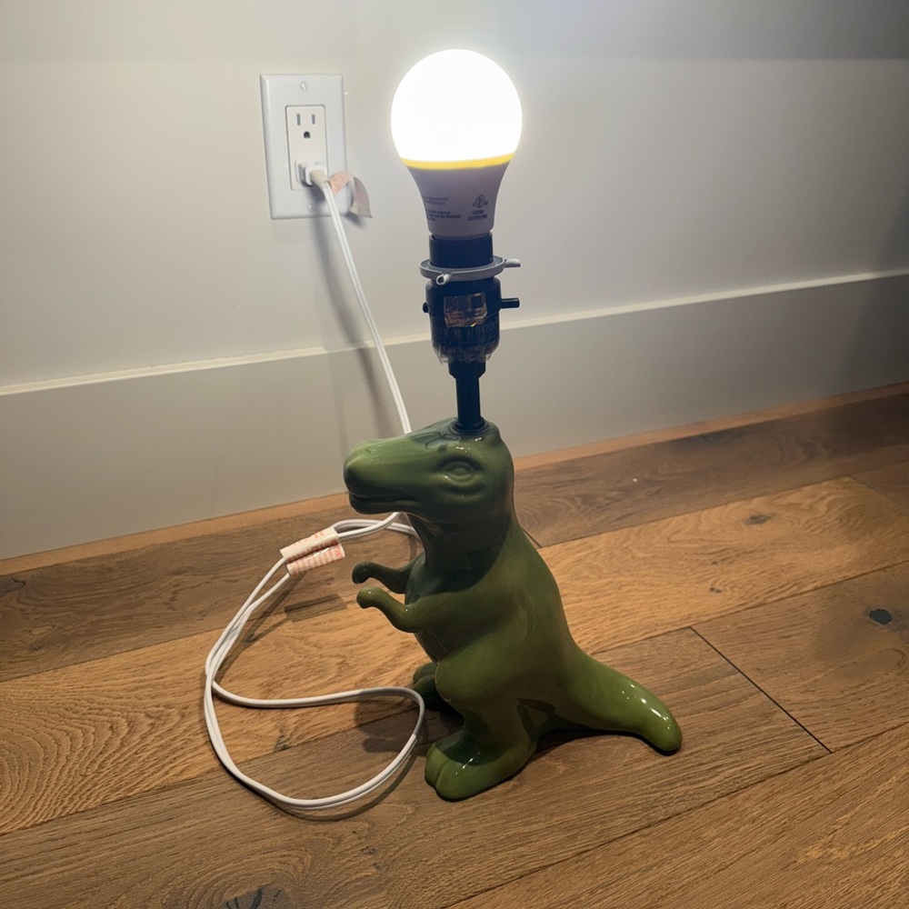 Green Dinosaur Reptile Lamp - Picture 4 of 4
